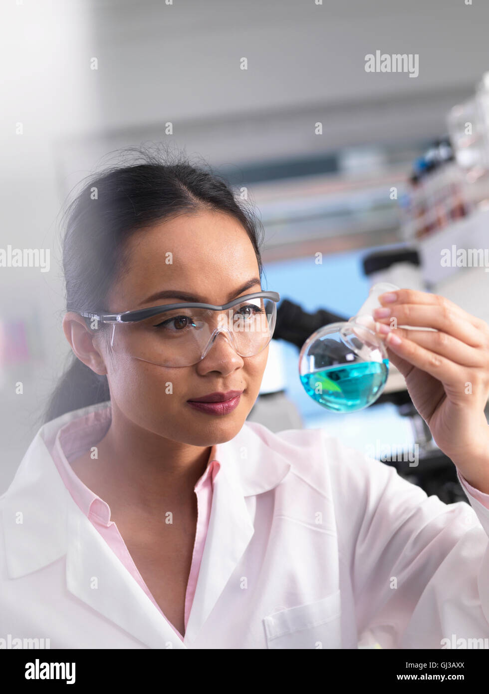 Uno scienziato preparare una formula chimica in laboratorio Foto Stock