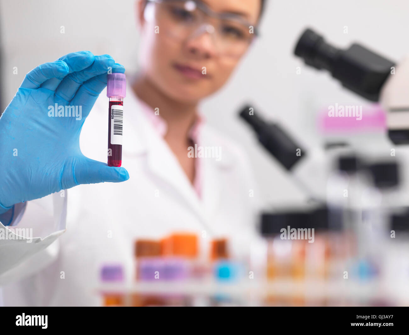 Scienziato preparare campioni clinici per test medici in un laboratorio Foto Stock