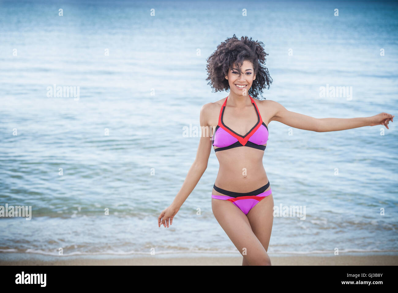Giovane E Bella Donna Che Indossa Un Bikini Rosa Balli Sulla