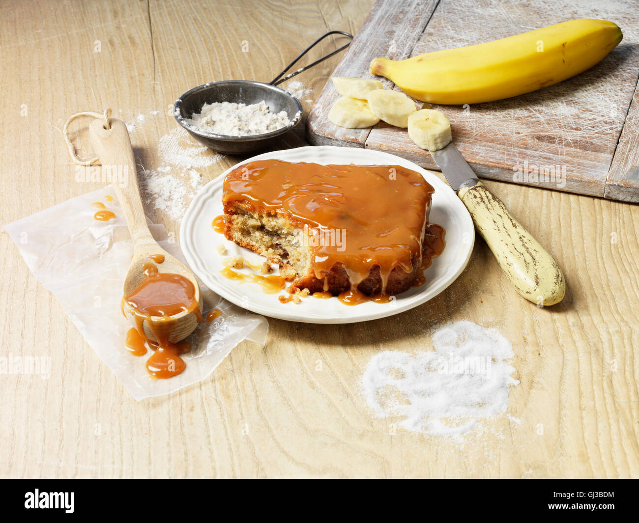 Utensili di cottura Ingredienti Banana torta al caramello Foto Stock