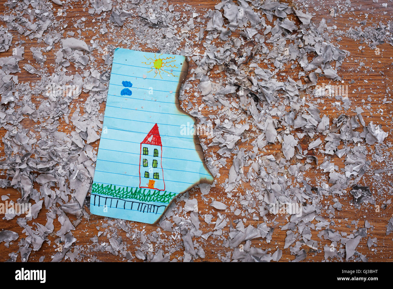 Bambino il disegno di una casa che è stata danneggiata da un incendio Foto Stock