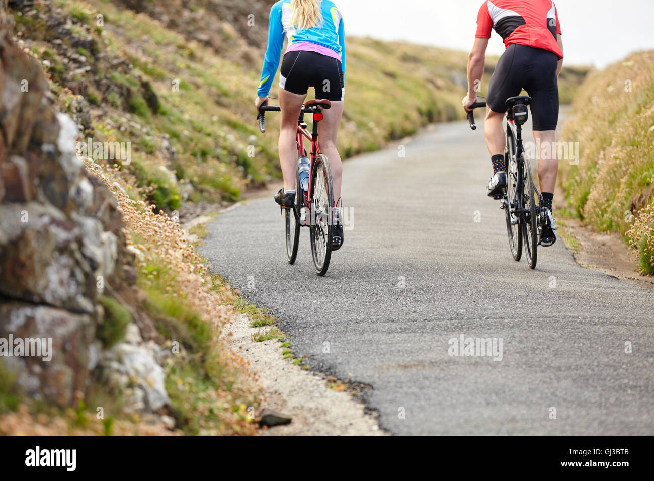 I ciclisti equitazione sulla strada di campagna Foto Stock