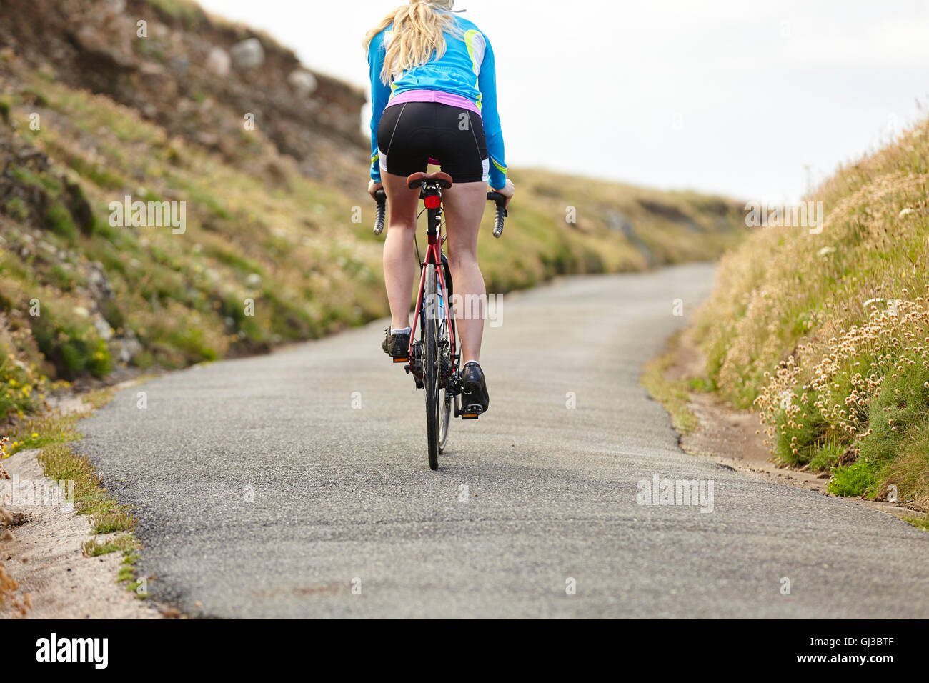 Ciclista equitazione sulla strada di campagna Foto Stock