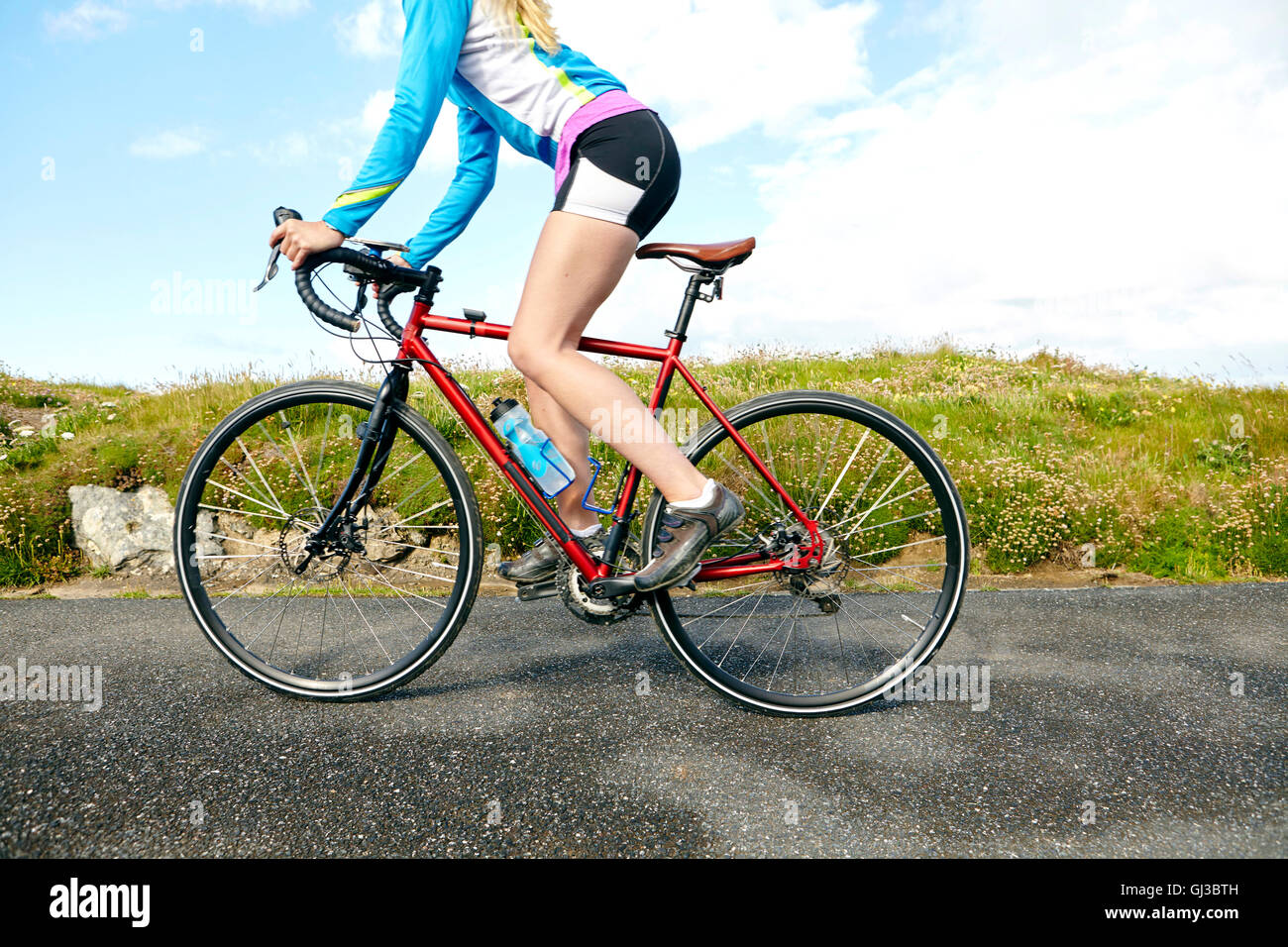 Ciclista equitazione sulla strada di campagna Foto Stock