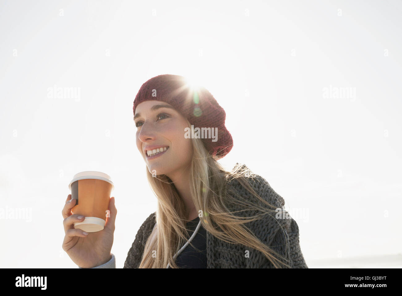 Giovane donna azienda tazza di caffè sul freddo giorno Foto Stock