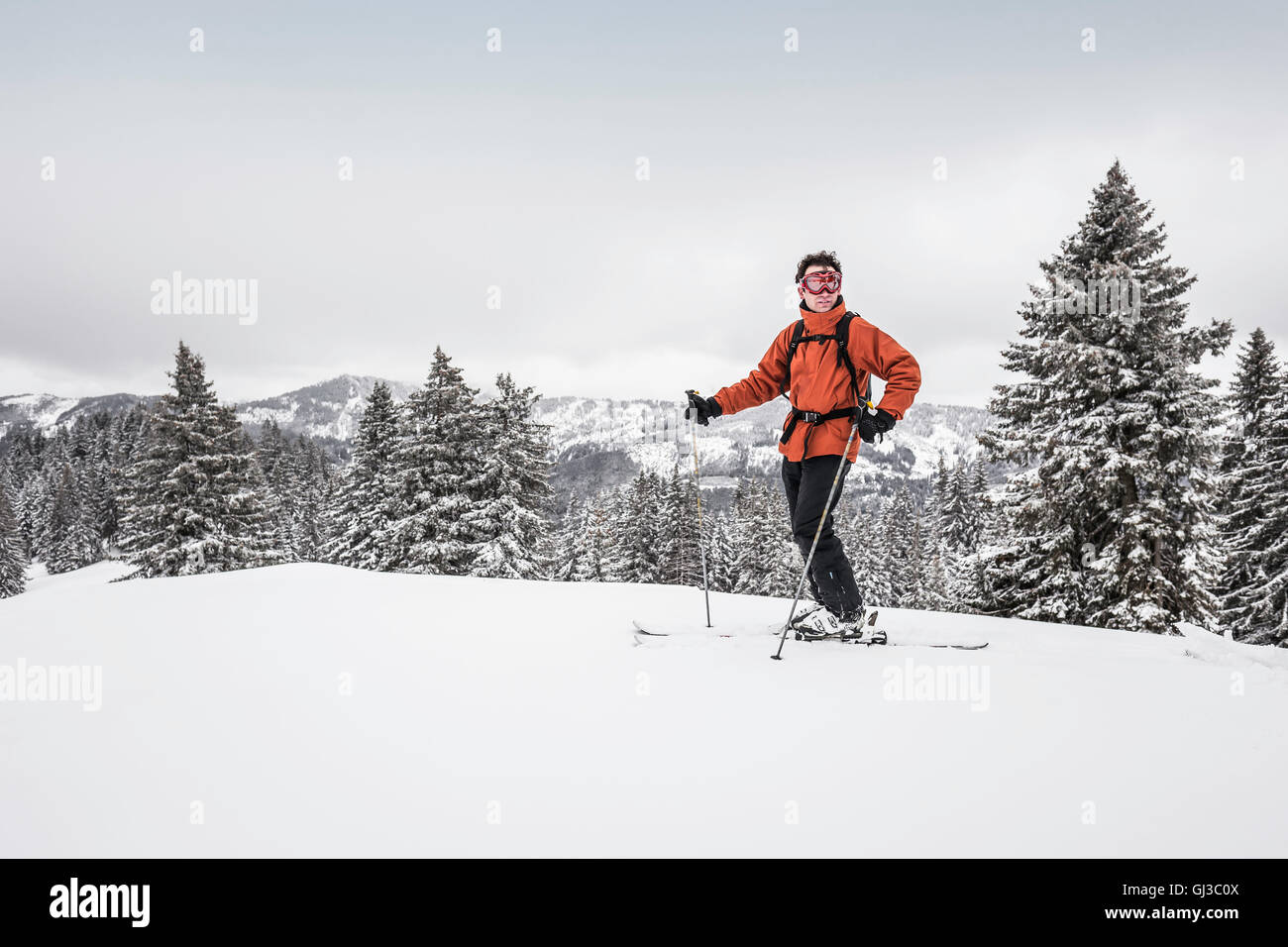 Ritratto di sciatore maschio sulla montagna a Kranzegg, Baviera, Germania Foto Stock