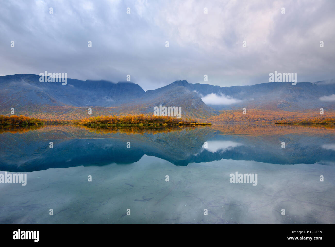 Colore di autunno a Maliy Vudjavr Lago, Khibiny mountains, penisola di Kola, Russia Foto Stock