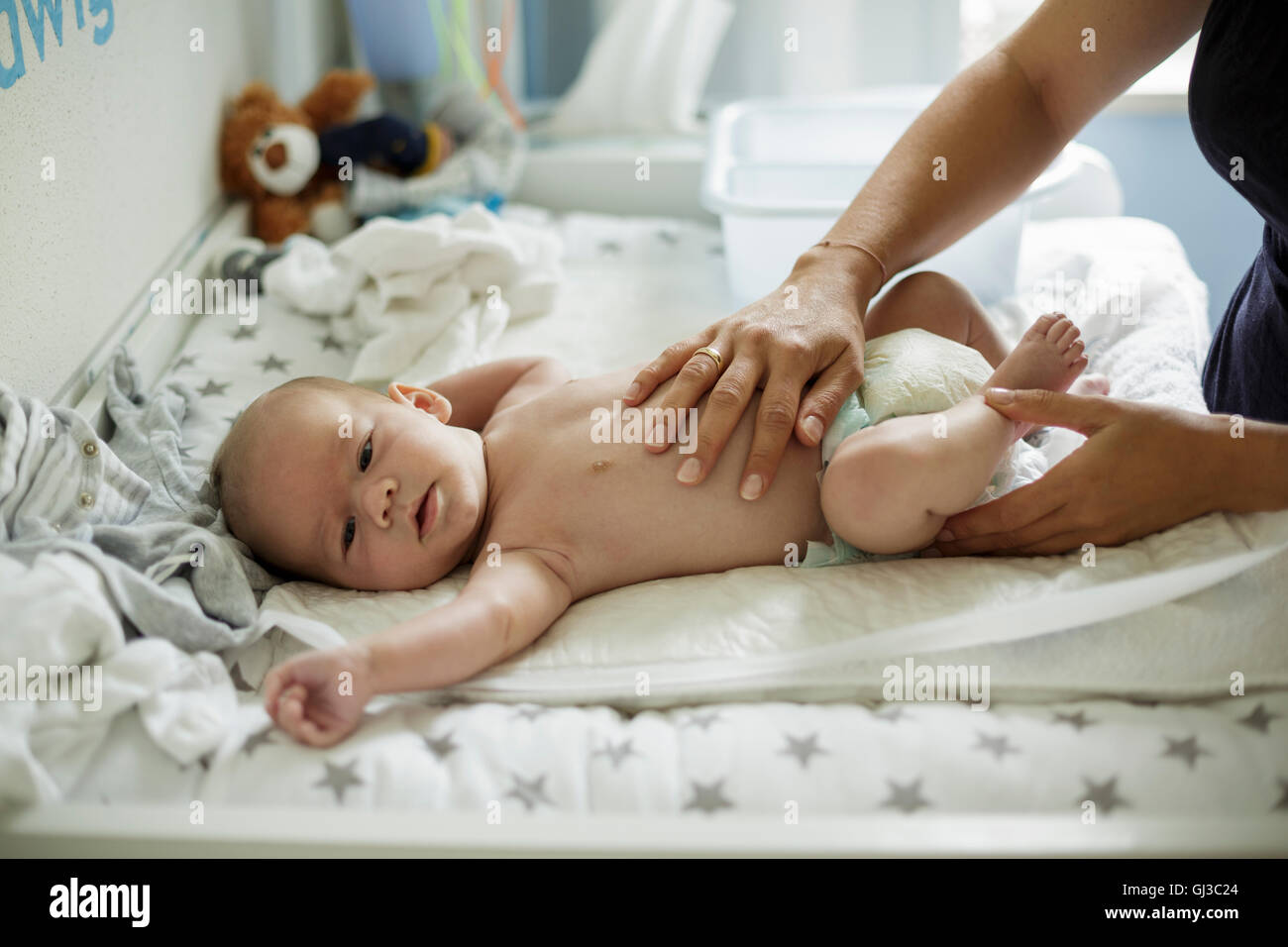 Le madri di massaggio mano baby figlio Foto Stock