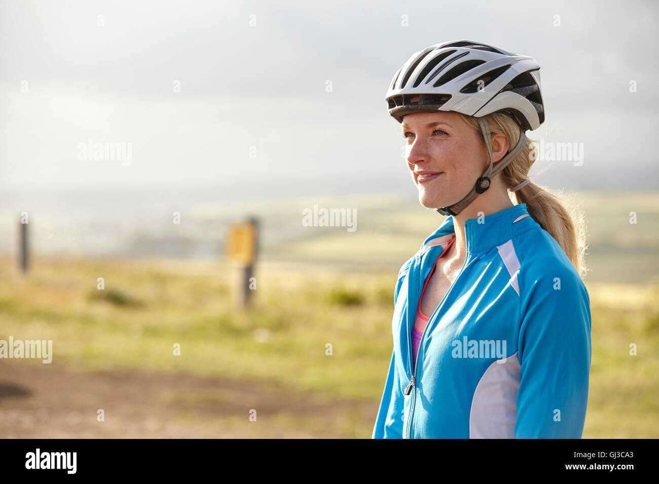 Felice ciclista femmina Foto Stock