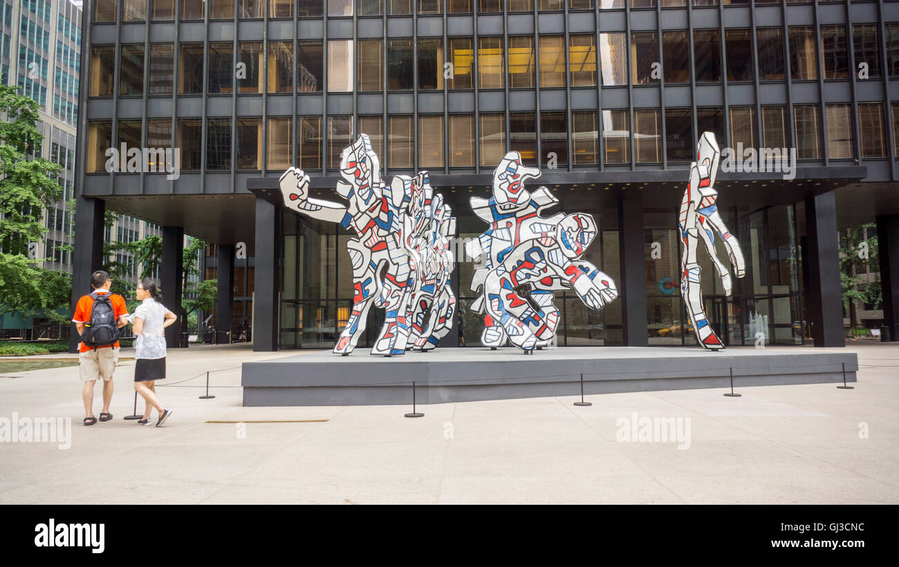 La cortesia del ritmo Gallery 'Welcome Parade' 1974-2008 dall'artista Jean Dubuffet è visualizzato sul display nel Seagram Building Plaza di New York sabato 6 agosto, 2016. (© Richard B. Levine) Foto Stock