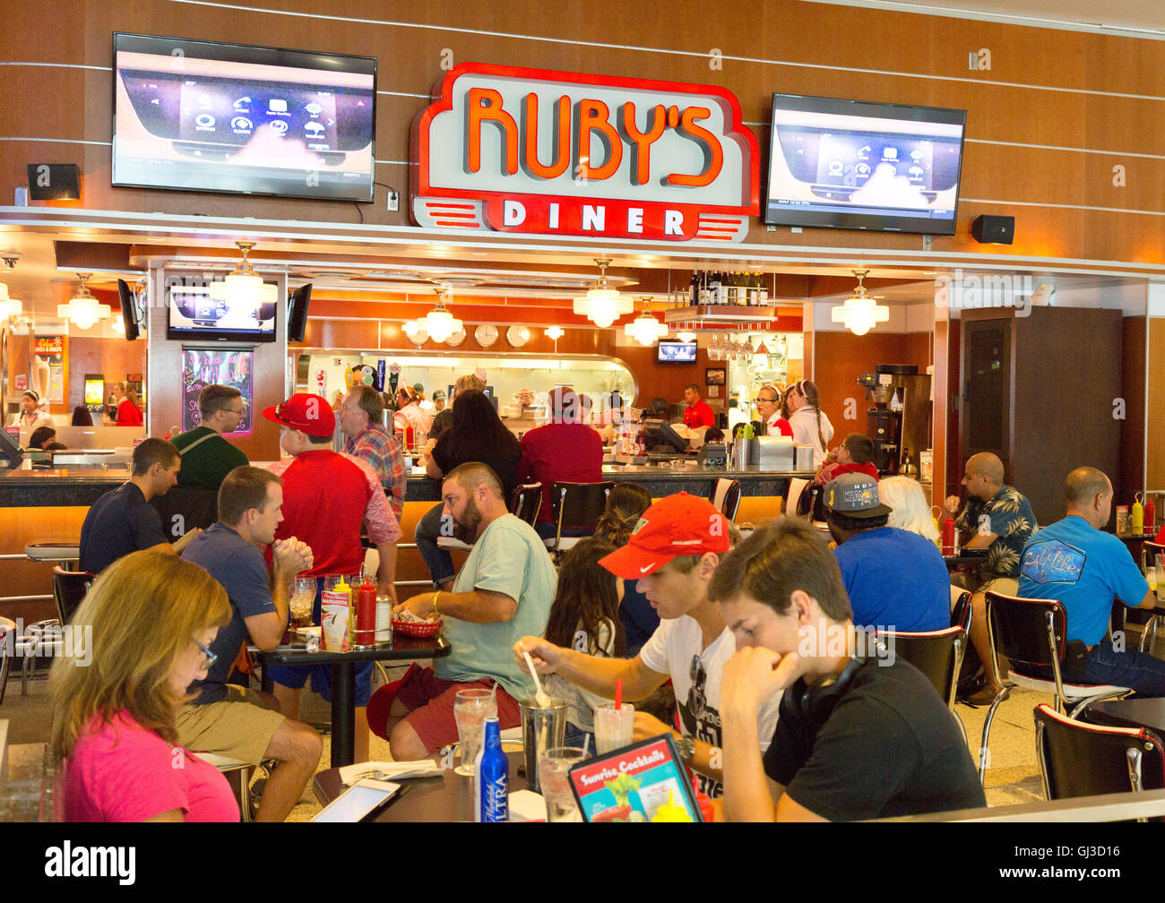 Persone mangiare presso il Ruby's Diner all'Aeroporto Intercontinentale George Bush di Houston, in Texas, Stati Uniti d'America Foto Stock
