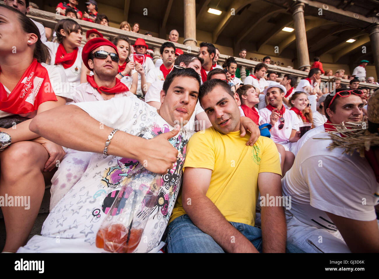 Famoso bull in esecuzione attraverso strade di Pamplona,Spagna.Luglio festival,evento. Foto Stock