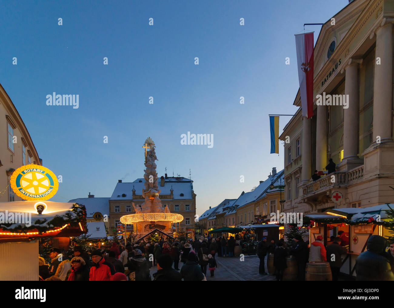 Baden: piazza principale con il municipio ( musicisti sul balcone ) e la Colonna della Santa Trinità al mercato di Natale, Austria, Niederö Foto Stock