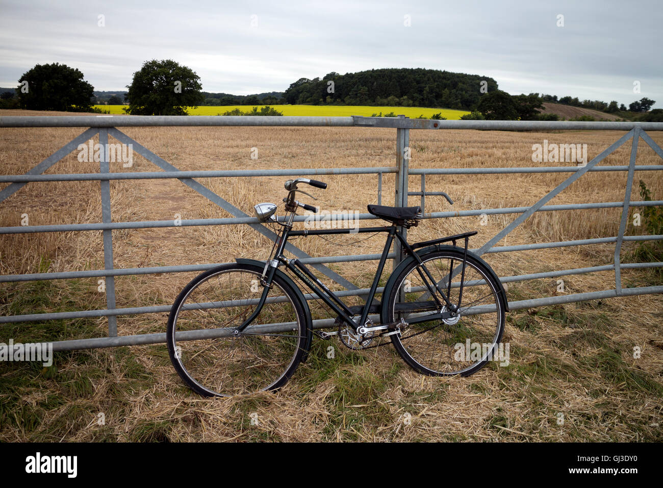 Un vecchio Phillips Roadster bicicletta appoggiata ad una fattoria, Warwickshire, Regno Unito Foto Stock