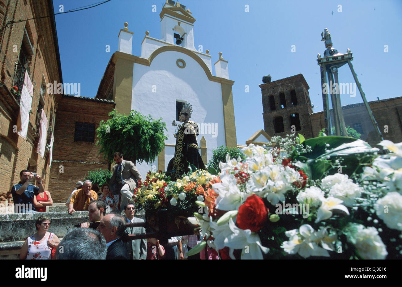 Fiesta locale nella città di Sahagun, pop. 2.600, in onore di San Juan di Sahagun. Un modello di San Juan portato da Foto Stock