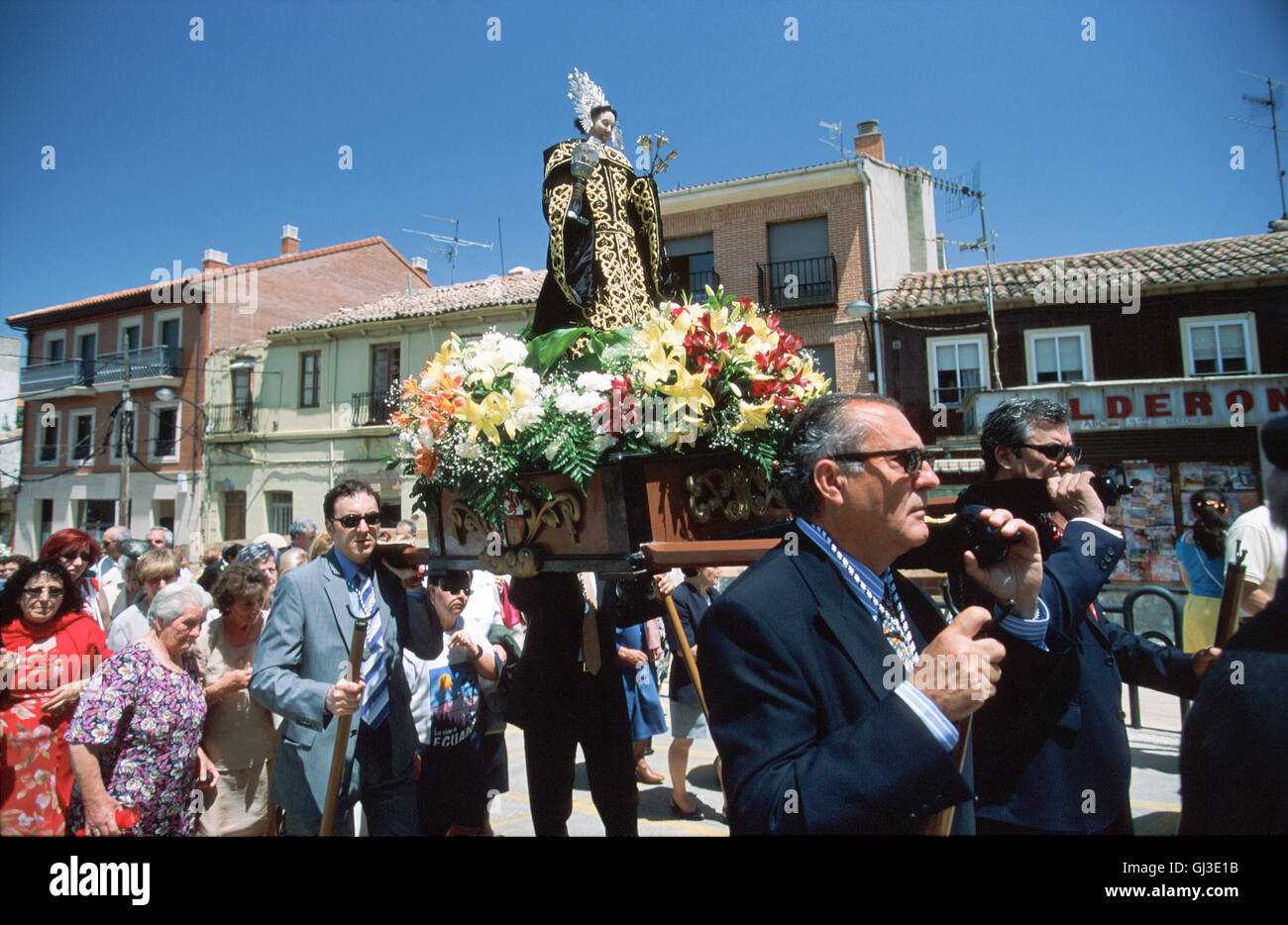 Fiesta locale nella città di Sahagun, pop.2.600, in onore di San Juan di Sahagun. Un modello di San Juan portato da Foto Stock