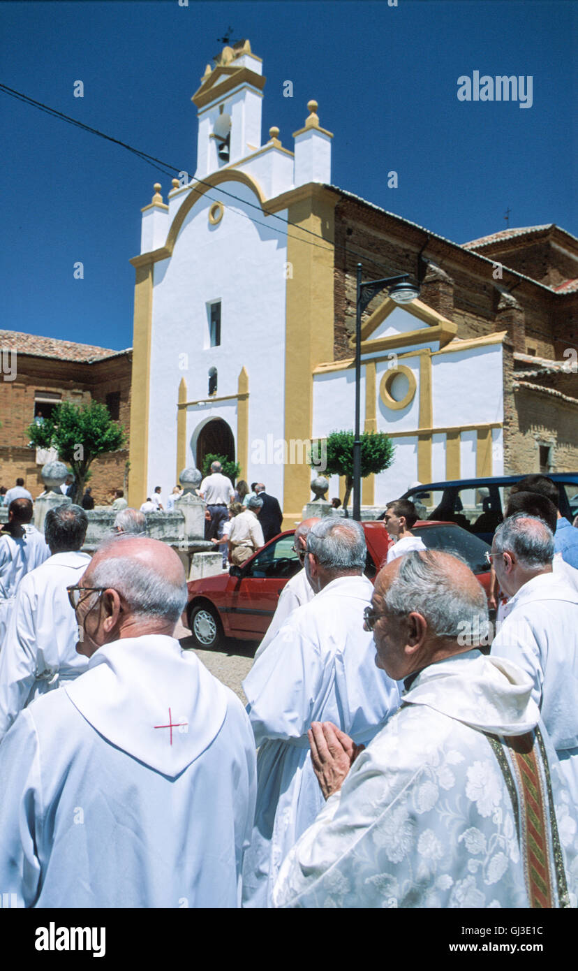 Fiesta locale nella città di Sahagun, pop.2.600, in onore di San Juan di Sahagun. Un modello di San Juan portato da dignataries lungo con un osso alledgedly reliquia del santo portato da sacerdoti partecipano in una solenne processione intorno alla città. Il modello e osso sono normalmente alloggiati nel bianco facaded chiesa di San Juan dove la processione inizia e termina. Sabato. Provincia di León. Foto Stock