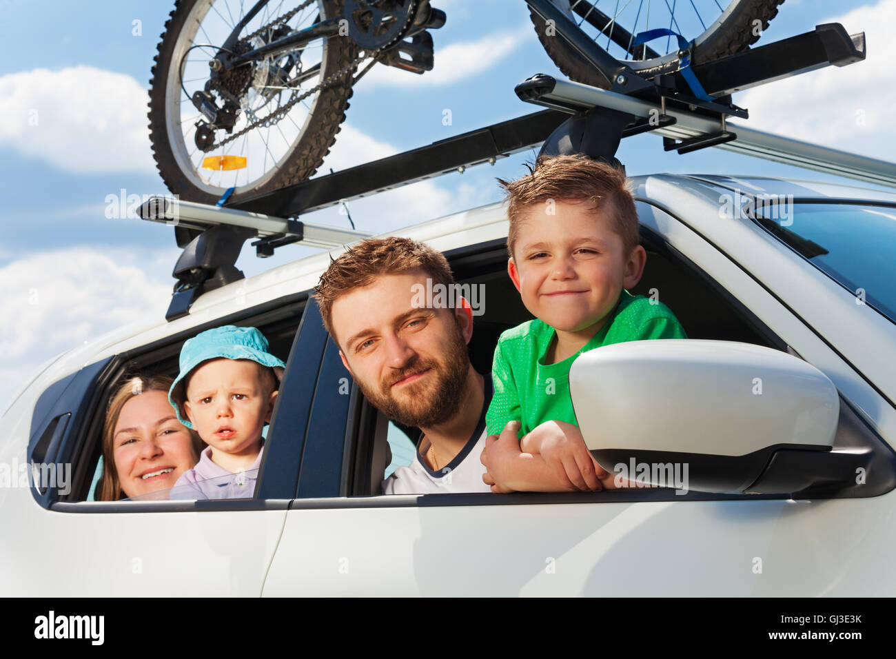 La famiglia felice in viaggio in auto sulle vacanze estive Foto Stock