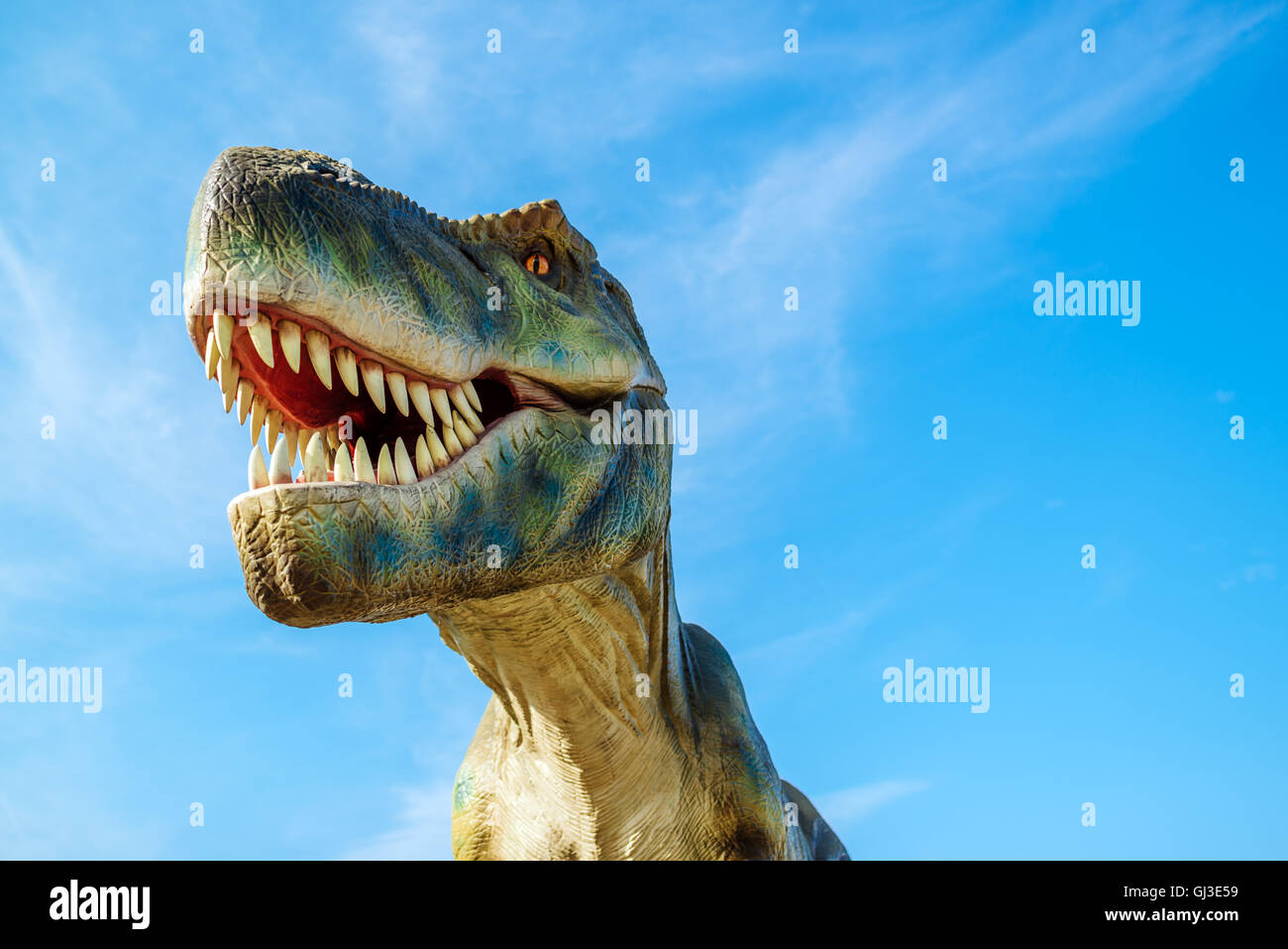 NOVI SAD SERBIA - Agosto 7, 2016: Tirannosauro vita dimensioni modello di animale preistorico di intrattenimento a tema Dino Park. Foto Stock