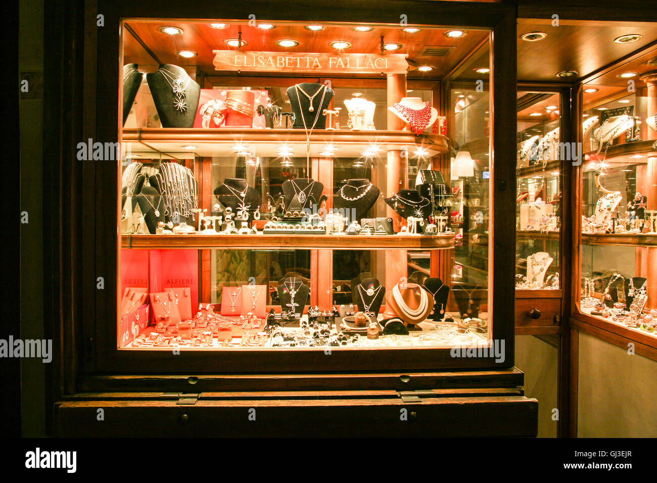 Elisabetta Fallaci negozio Gioielli / shop, uno dei molti piccoli negozi di  artigianato lungo il famoso Ponte Vecchio Firenze/ Fi Foto stock - Alamy