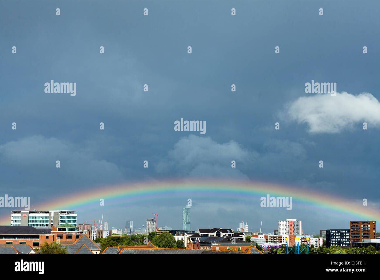 Rainbow su Manchester Skyline da Salford Quays Foto Stock