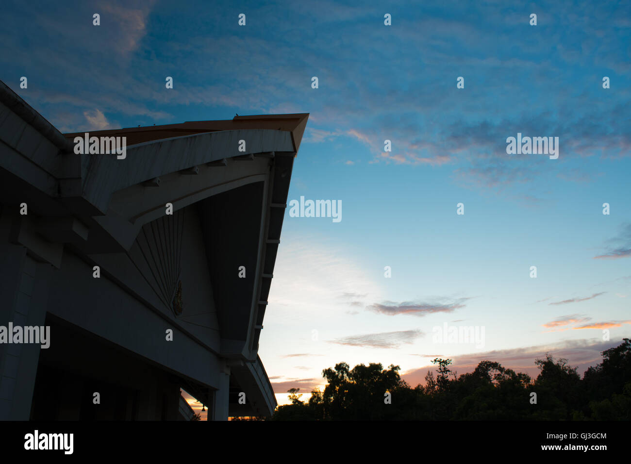 Silhouette la costruzione al tramonto il cielo blu Foto Stock