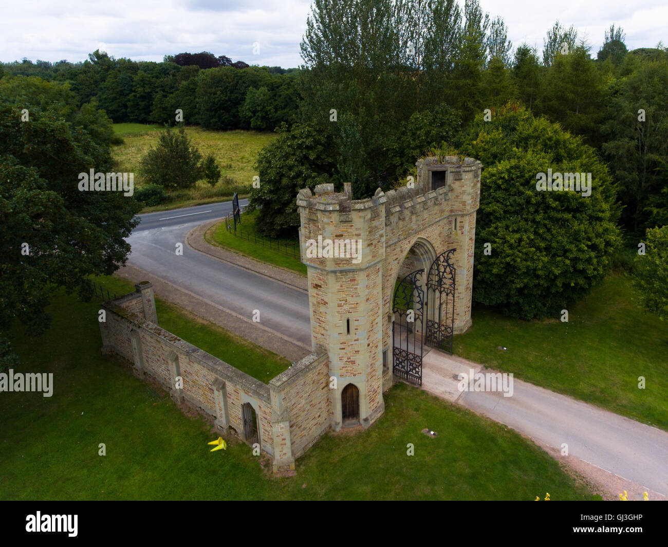 Ingresso gateway arch a Hampton Court Station Wagon (Herefordshire, Inghilterra) portando a Hampton Court Castello e Giardini Foto Stock