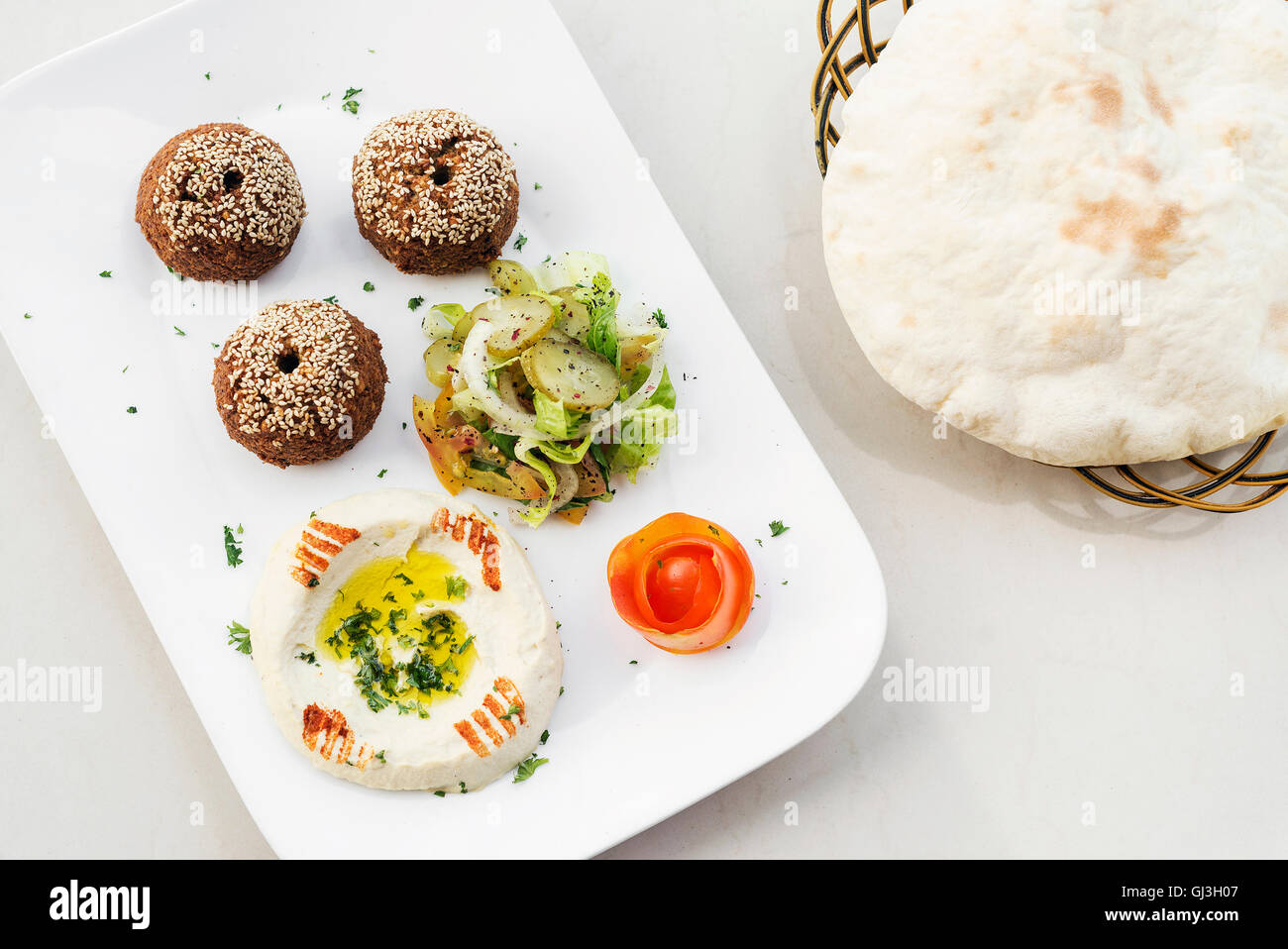 Falafel hummus houmus starter snack ristoranti mediorientali mezze platter Foto Stock