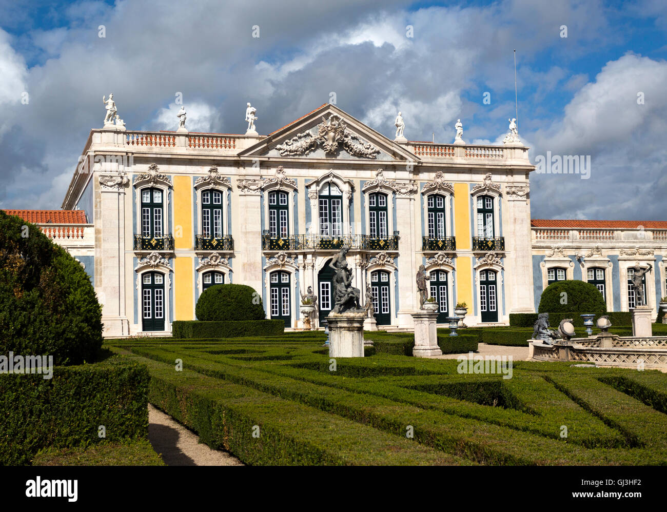 Il Palazzo Nazionale di Queluz visto dai giardini, a Queluz, Portogallo Foto Stock