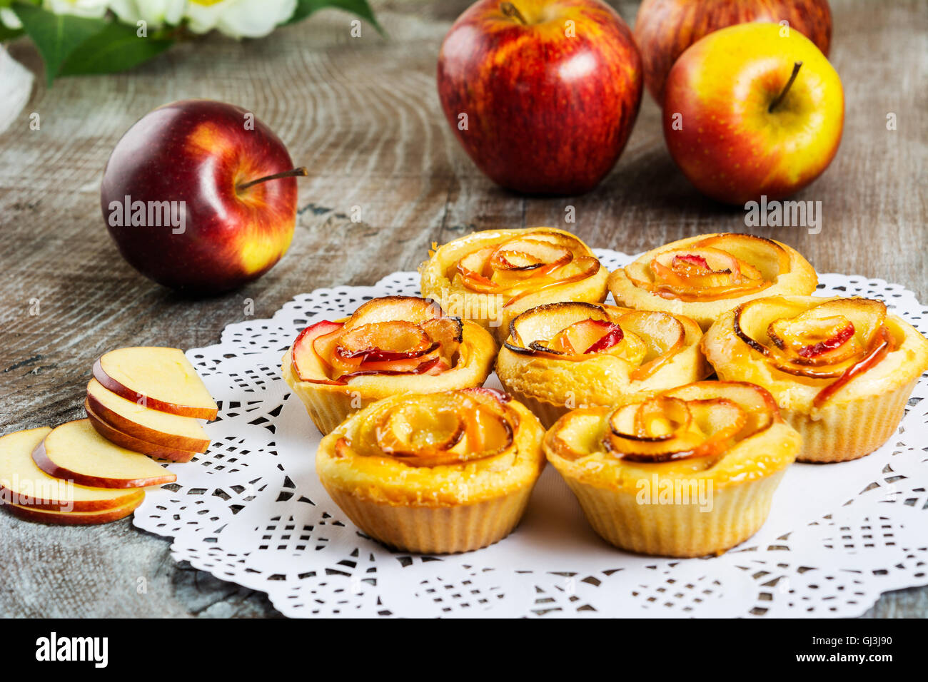 Apple a forma di rosa torta. In casa apple dessert torta. Apple dolci di pasticceria di rose. Foto Stock