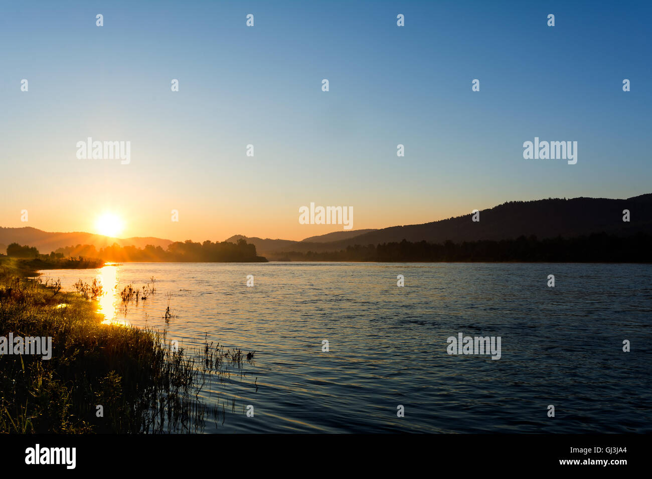 Estate alba sul bellissimo paesaggio fluviale. Il paesaggio del lago. Bellissimo paesaggio con tramonto dorato. Foto Stock