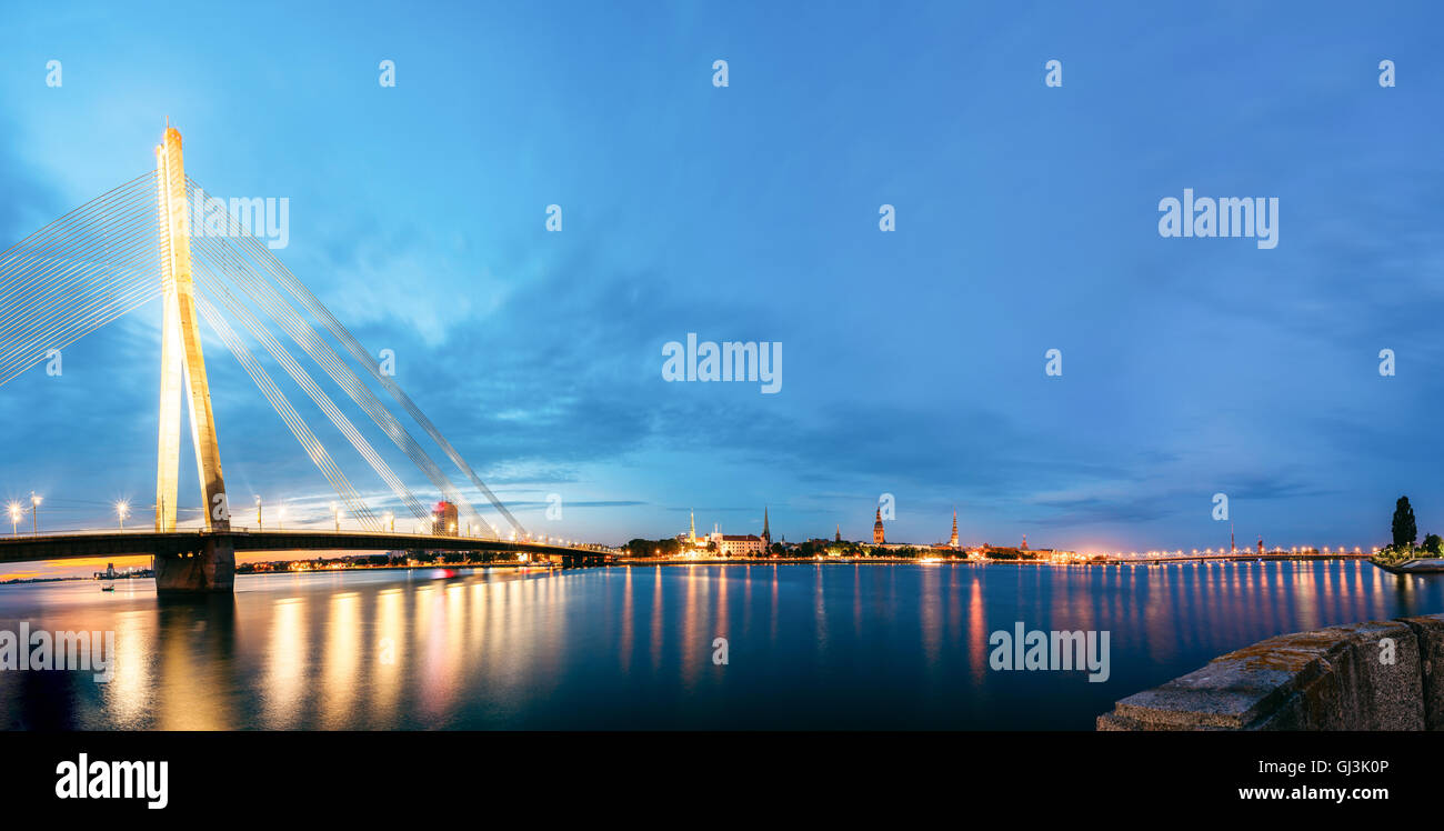 Ponte Vansu (ex Gorky ponte) nella Riga, Lettonia. Sindone Bridge. Serata estiva con il blu del cielo. 595 metri di lunghezza. Vansu Foto Stock