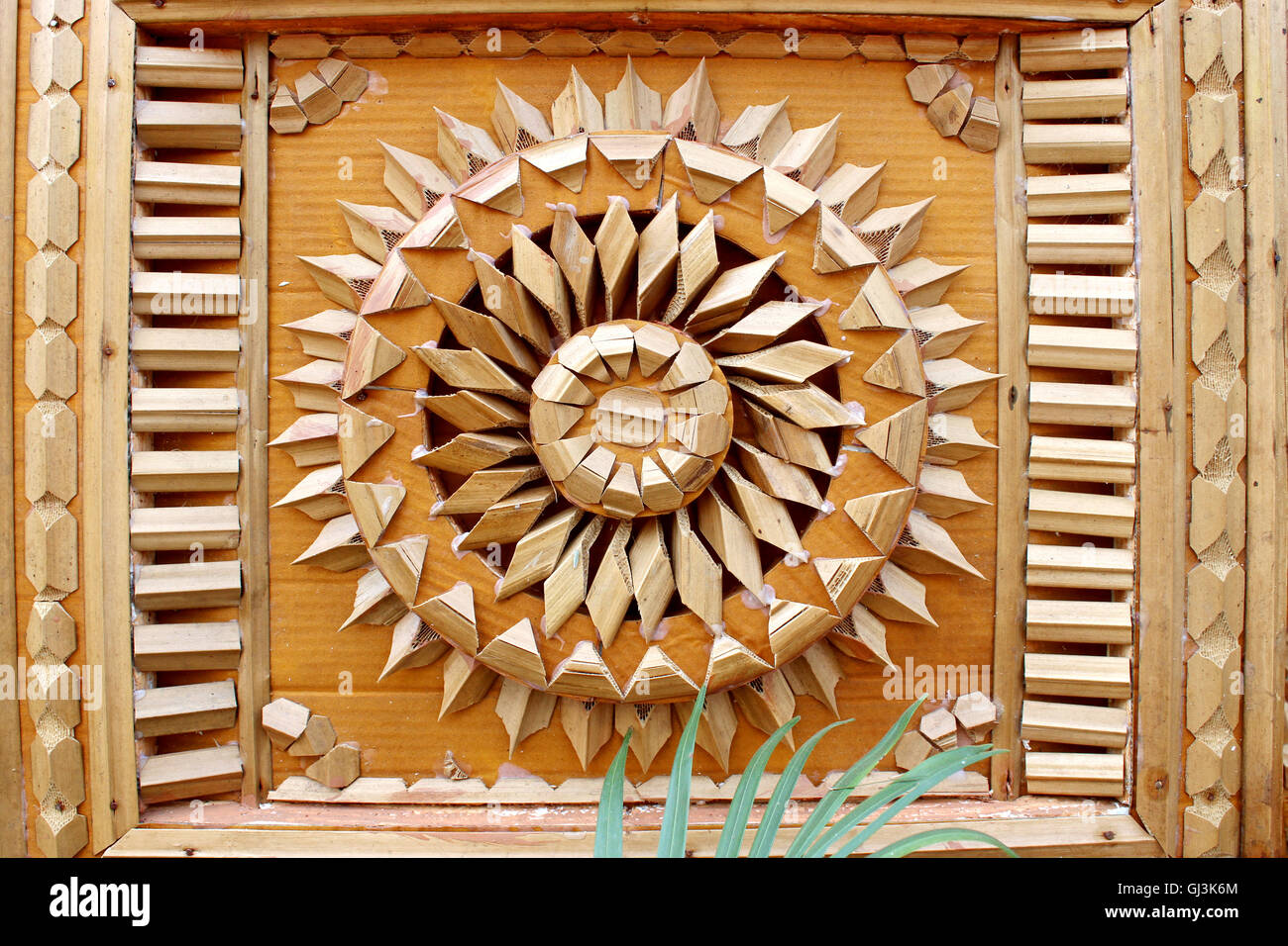 Artigianato da foglia di palma, legno e bambù. Opera d'arte. Foto Stock