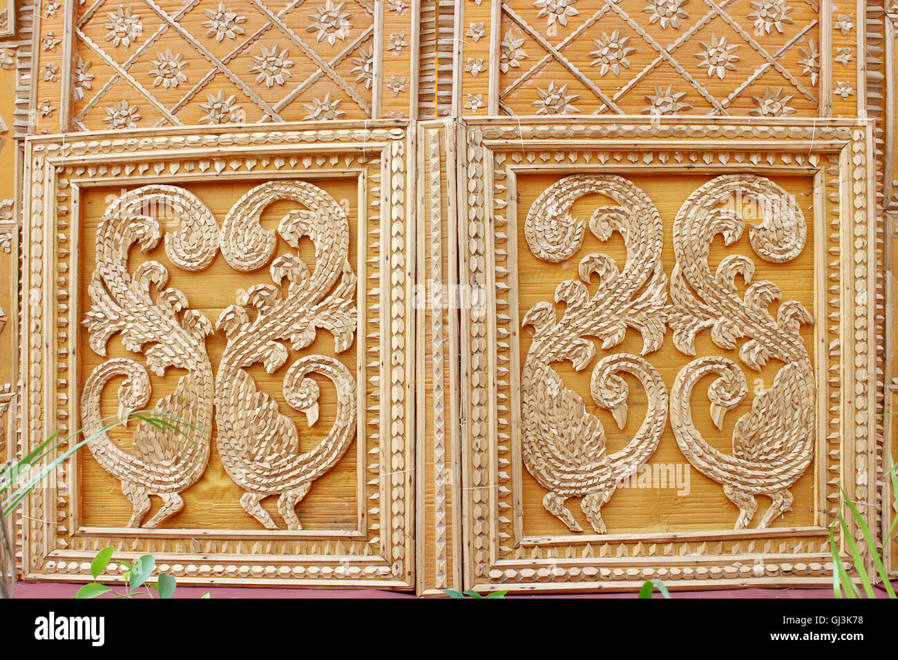 Artigianato da foglia di palma, legno e bambù. Opera d'arte. Foto Stock