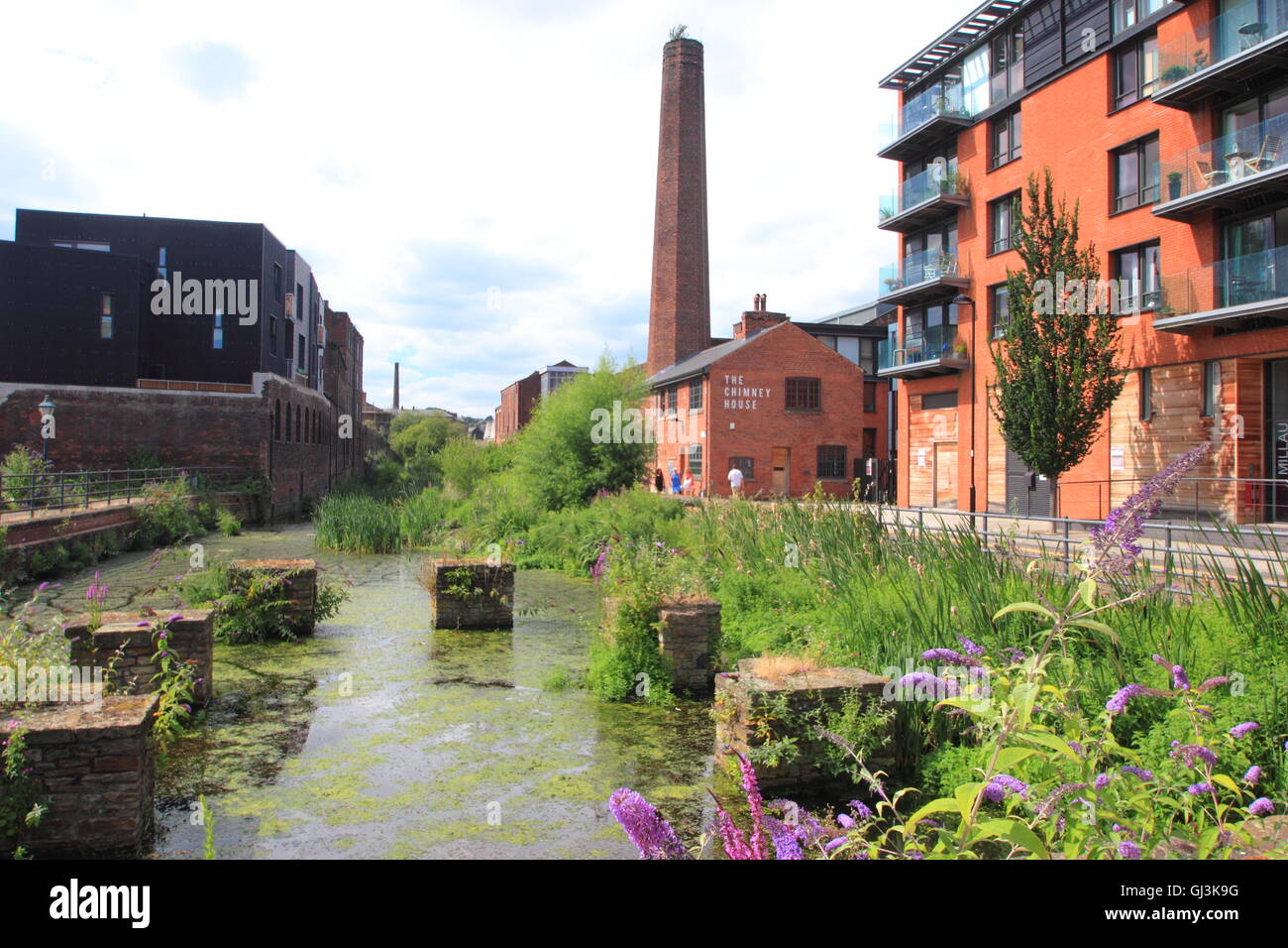 Il Fiume Don fluente attraverso Kelham Island; a fortemente urbanizzate, ex quartiere industriale della città di Sheffield, Regno Unito - 2016 Foto Stock