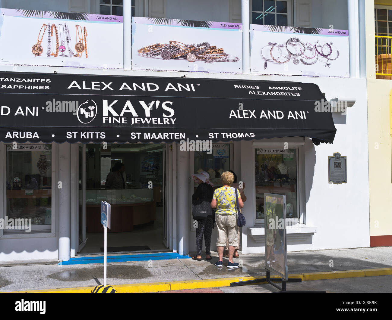 Dh St Maarten porto caraibico gioielleria due donne turisti shopping philipsburg negozi Foto Stock