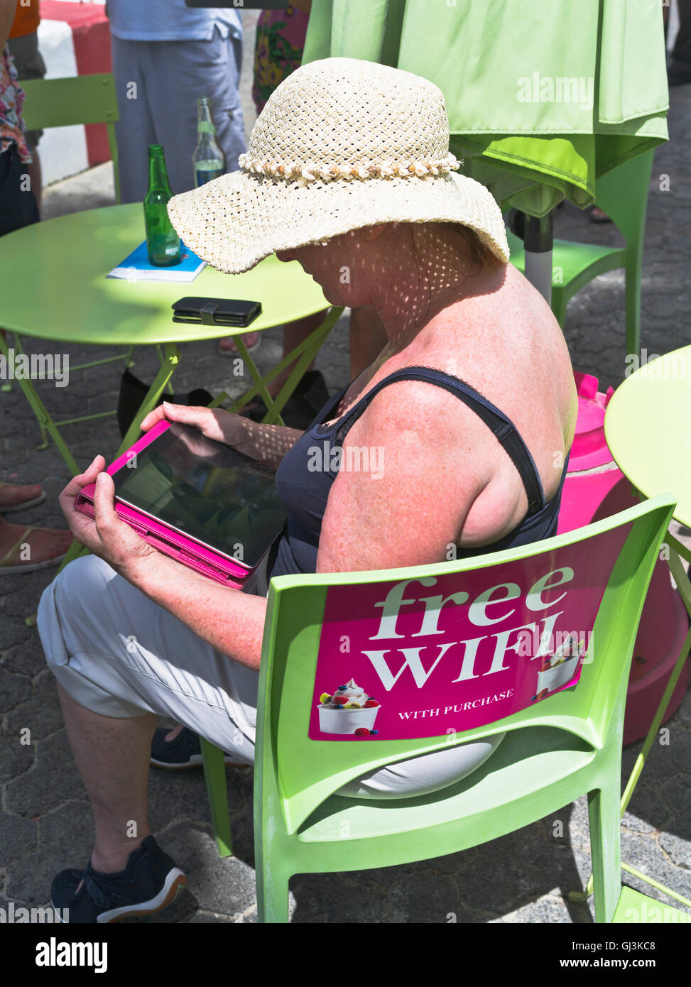 dh Wi-Fi cafè hotspot TOURIST CARIBBEAN Donna utilizzando iPad gratuito e-mail indietro casa vacanza connessione Foto Stock