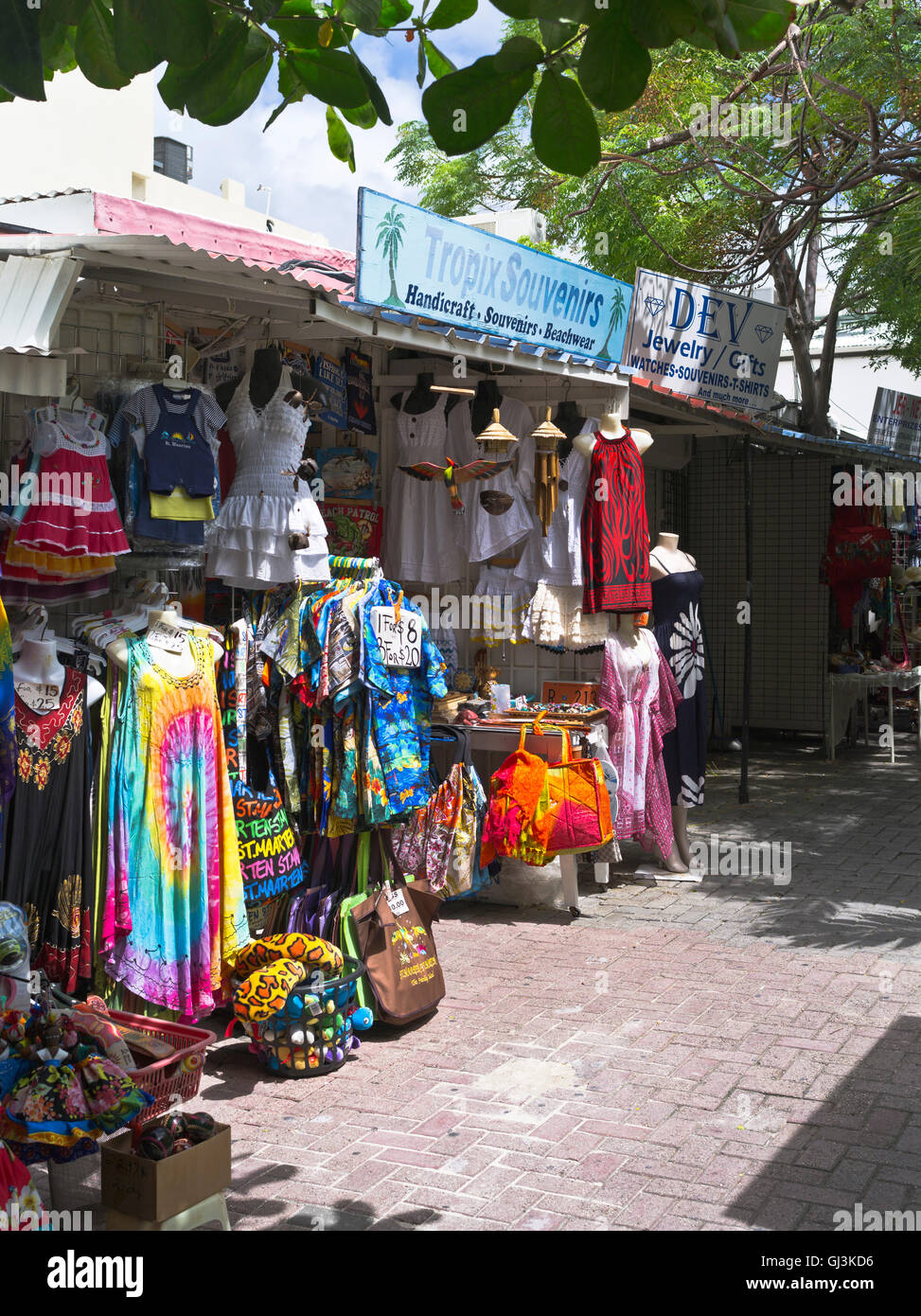 dh Philipsburg ST MAARTEN CARAIBI Indie occidentali vestito e turistico negozio di souvenir mercato stand shopping Foto Stock