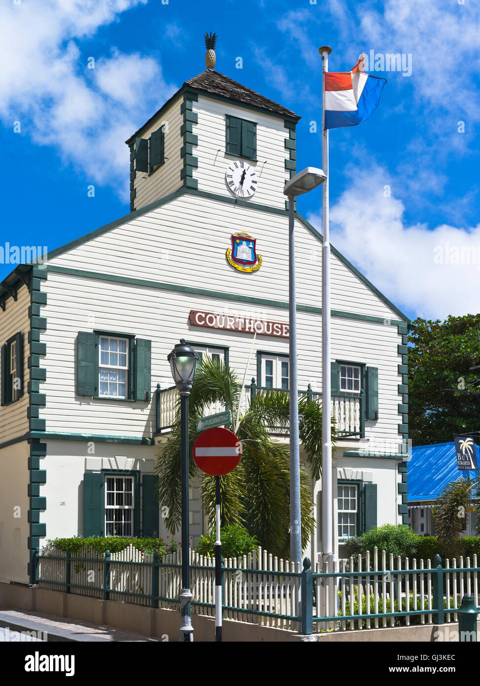 dh Philipsburg ST MAARTEN CARAIBI coloniale tribunale torre orologio edificio olandese bandiera flagpole Foto Stock