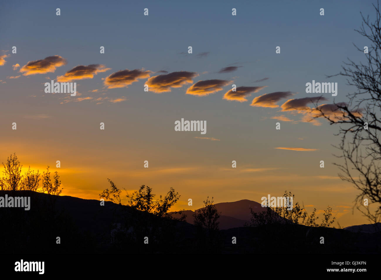 La linea di piccole nuvole al tramonto, tempo equo, Norvegia Foto Stock