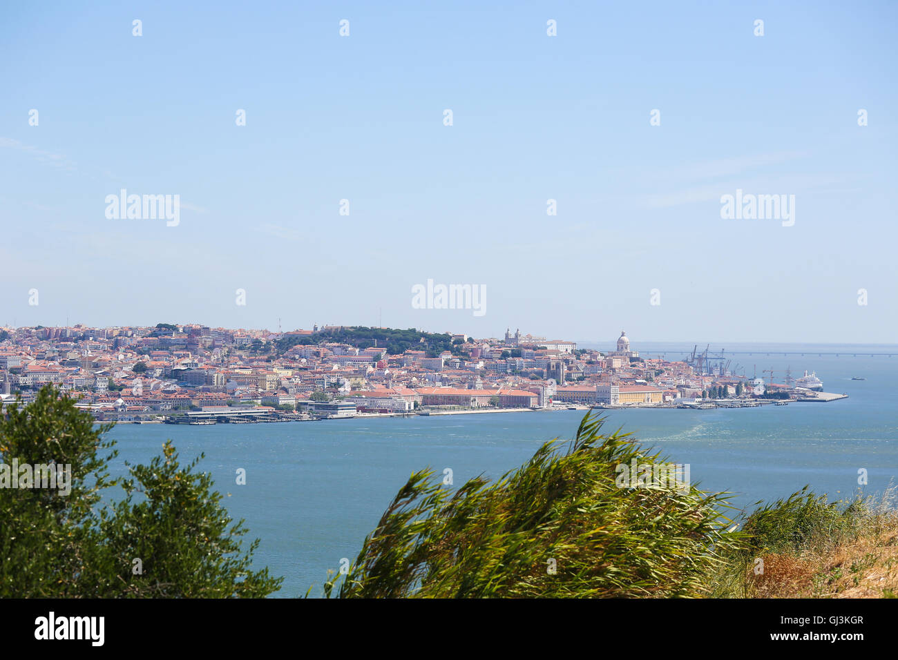 Vista sul centro di Lisbona, Portogallo, attraverso il fiume Tago, con il castello di Sao Jorge, Cattedrale di Lisbona e del Pant Foto Stock