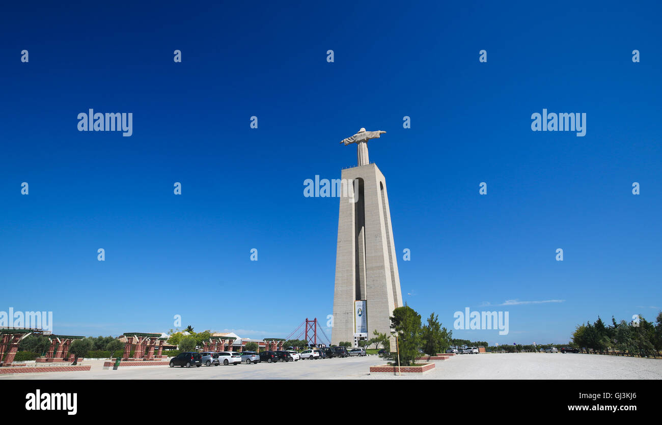 Lisbona, Portogallo - Luglio 11, 2016: Cristo Rei o Cristo Re statua, affacciato su Lisbona nel Portogallo centrale. Foto Stock
