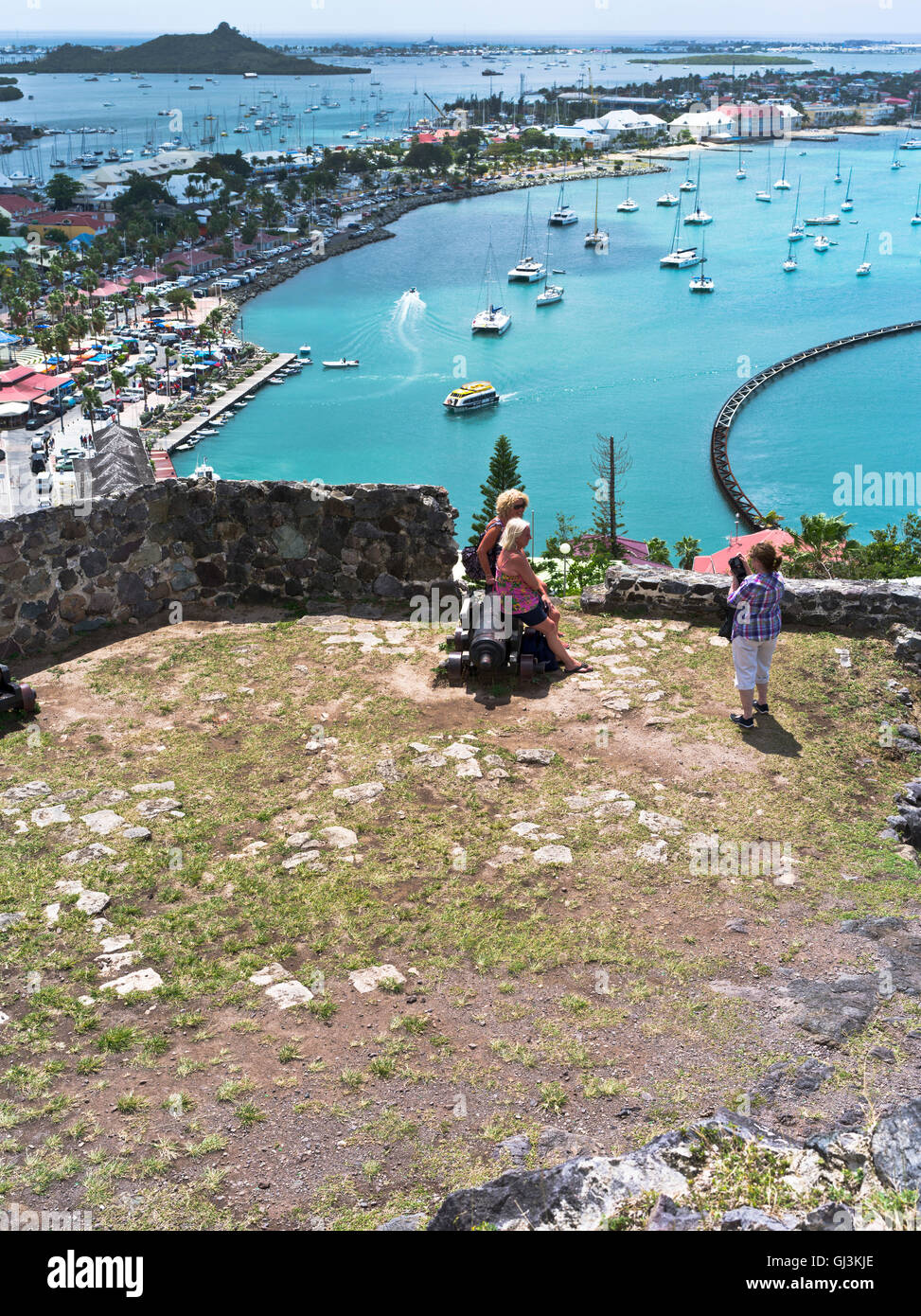 dh Marigot castello ST MARTIN CARIBBEAN Woman turisti cannone porto città baia e lungomare francese Fort louis saint isole sottovento Foto Stock