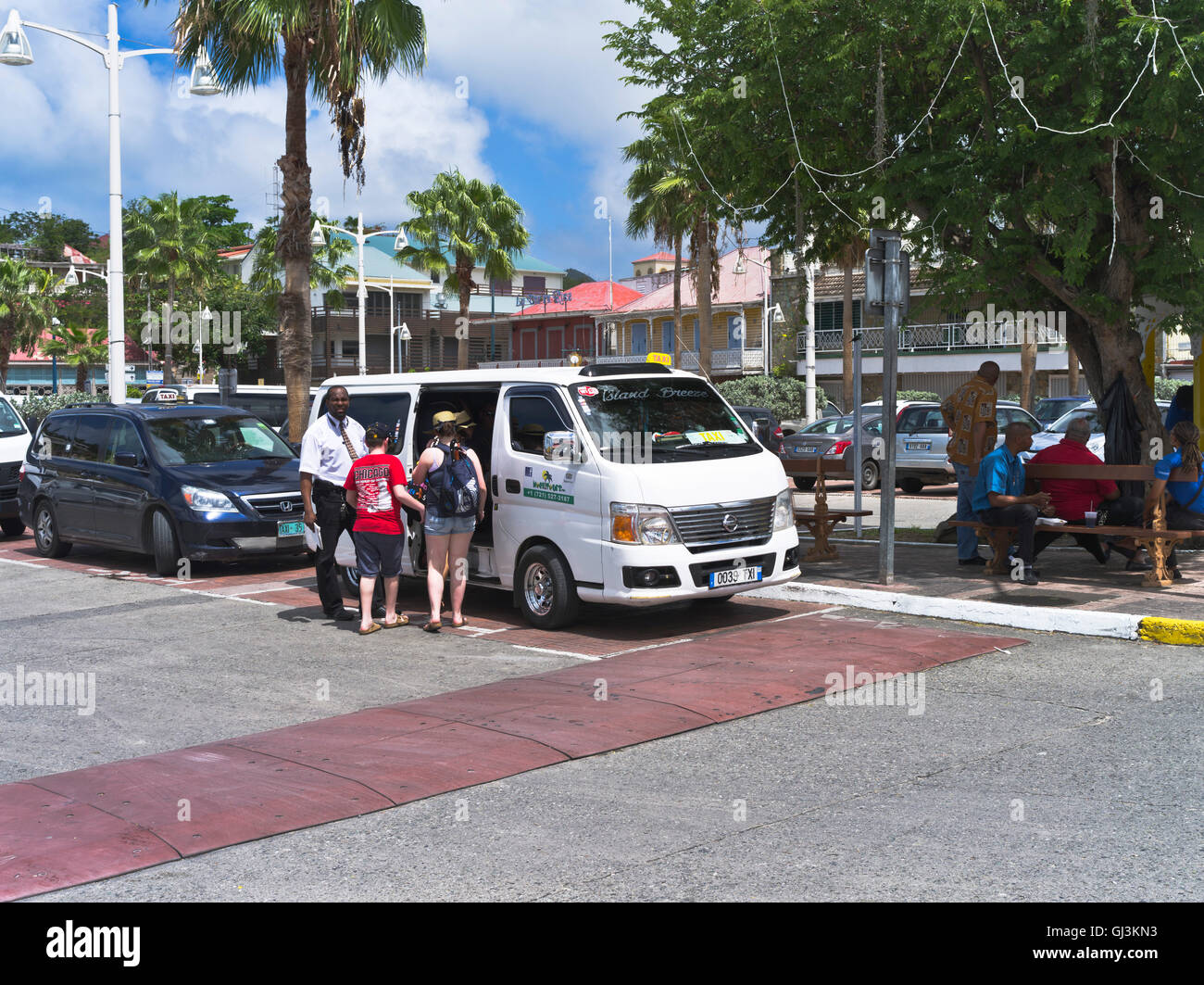 dh Marigot ST MARTIN CARIBBEAN taxi turistico due donne turisti e taxi rank minibus autista Foto Stock