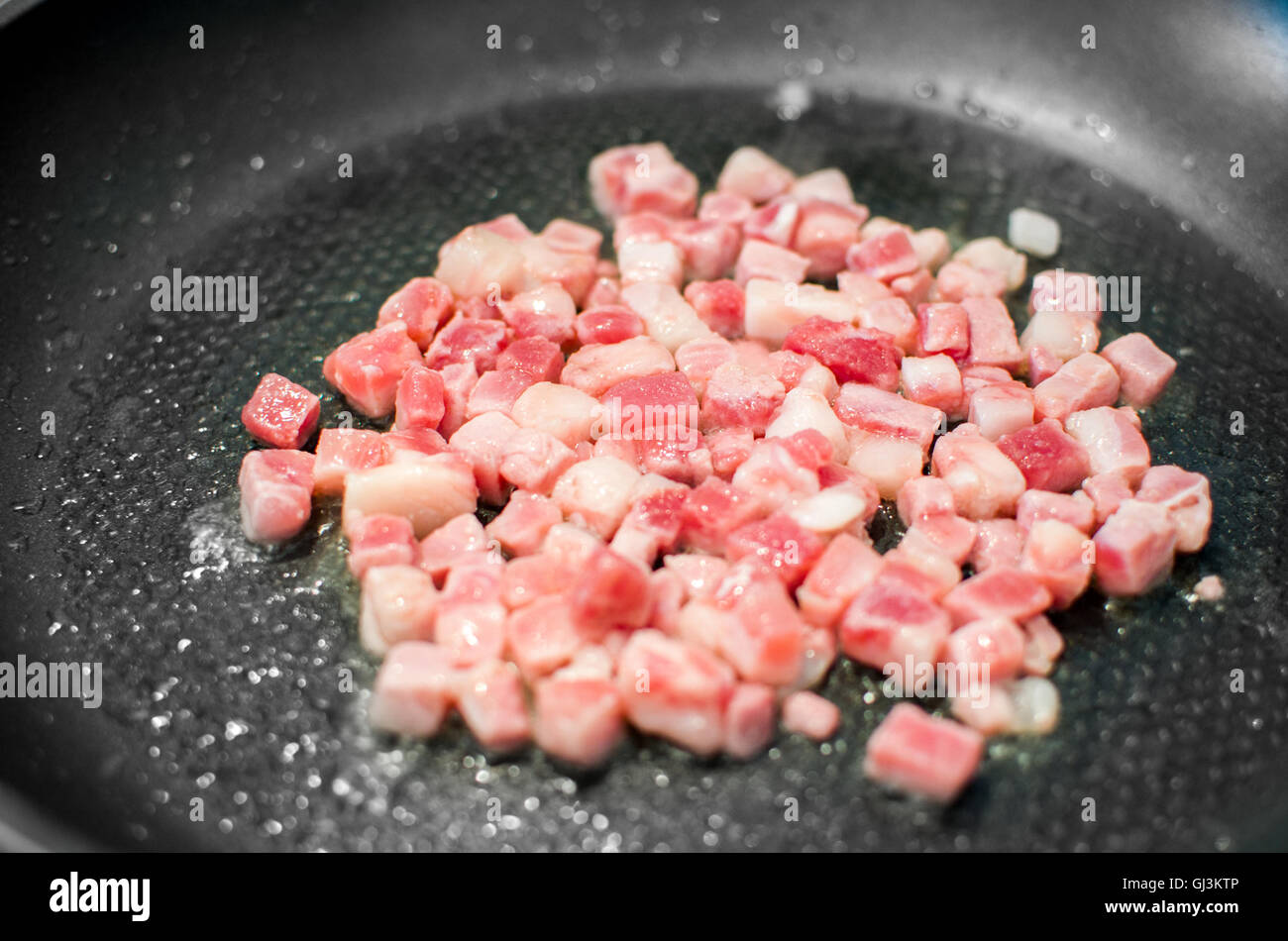 La pancetta a dadini cuocere materie Foto Stock