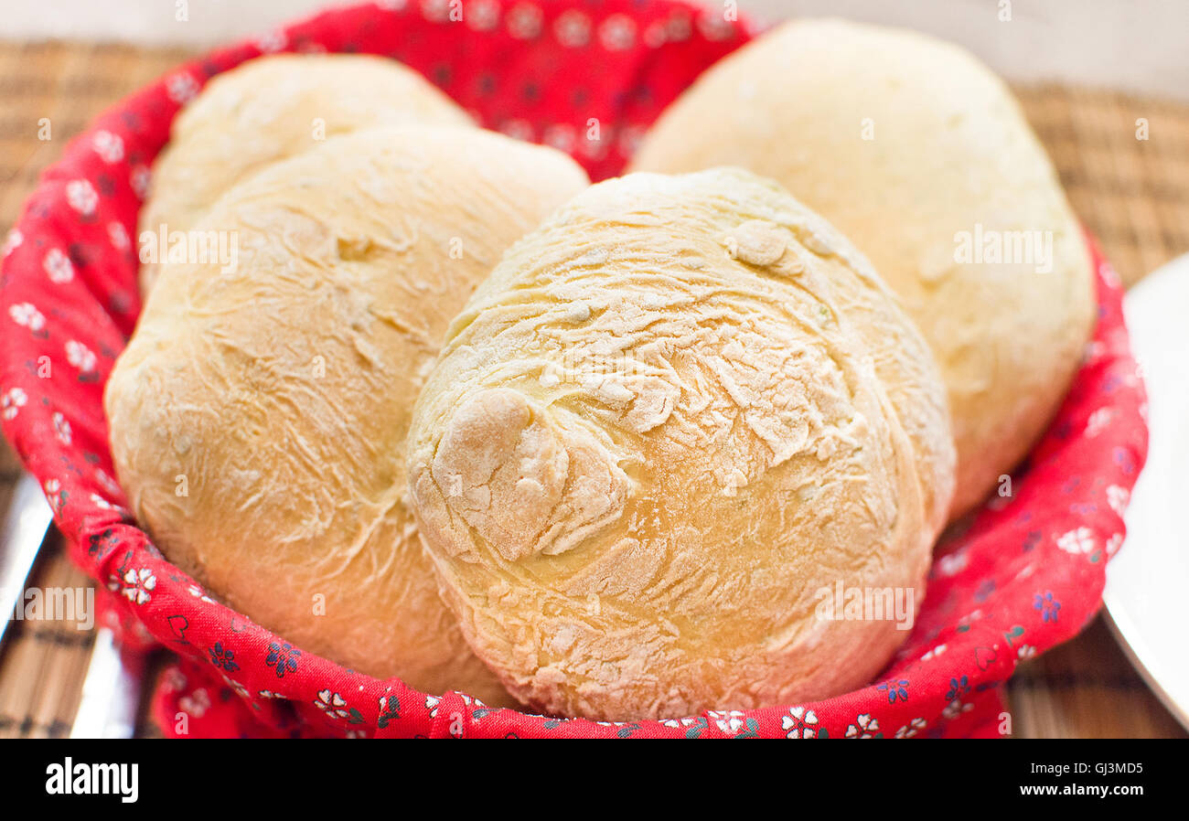 Forme di pane appena sfornato il pane fatto in casa Red carrello Foto Stock