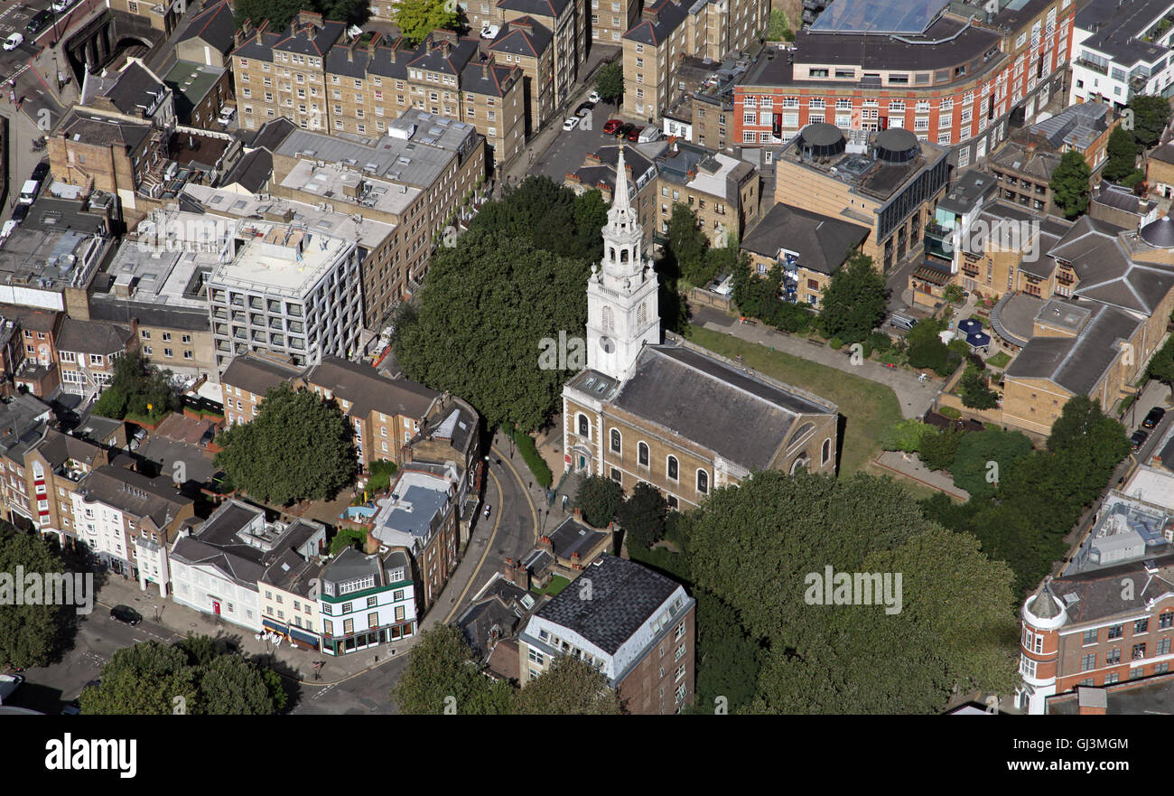 Vista aerea di uno di Londra molte chiese parrocchiali Foto Stock