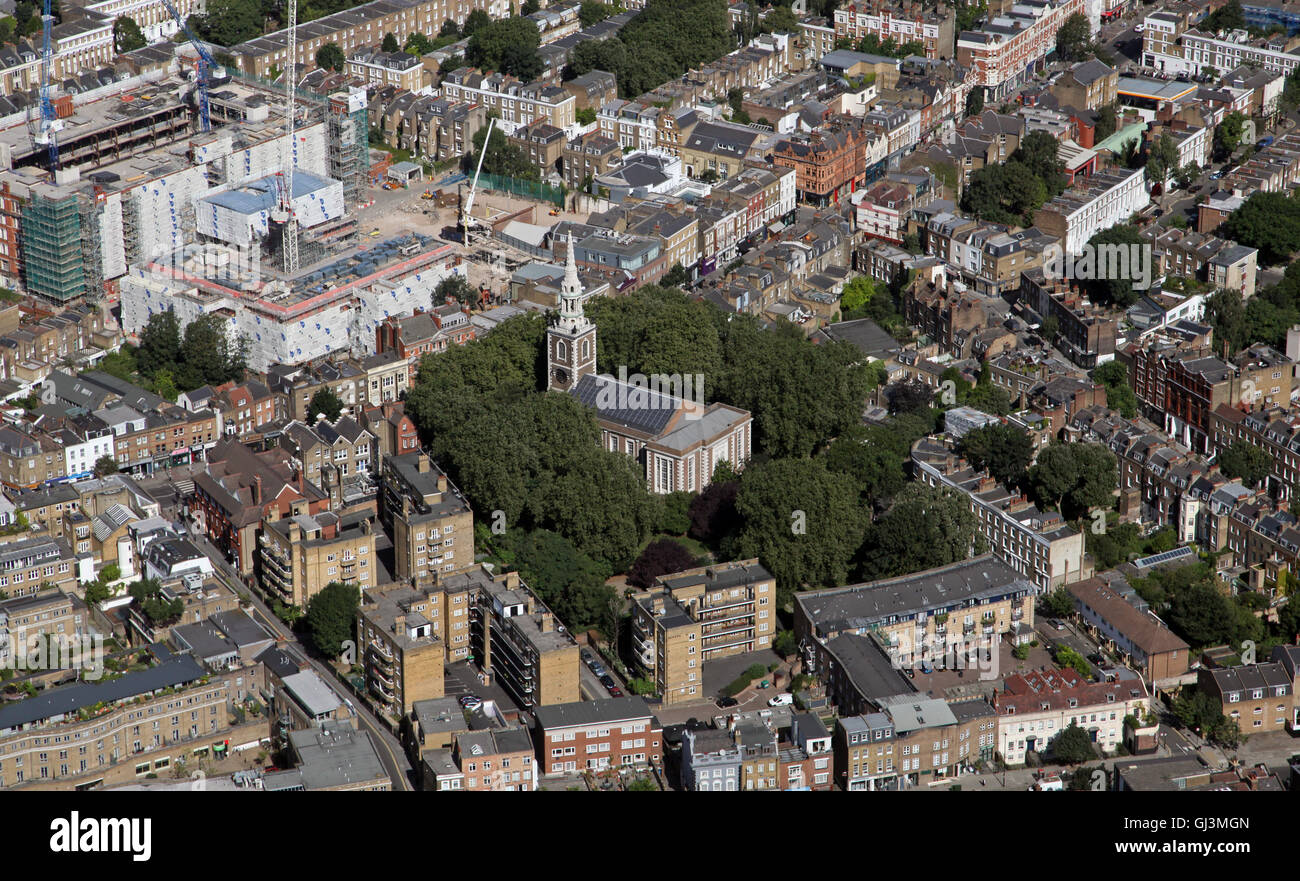 Vista aerea di uno di Londra molte chiese parrocchiali Foto Stock