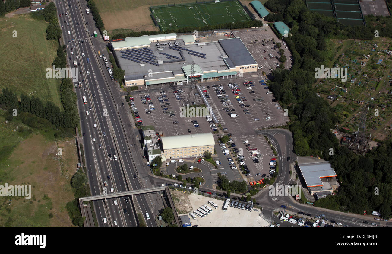 Vista aerea del Sainsbury's supermercato & Holiday Inn Express a Chingford Walthamstow, sulla A406 North Circular Road, Londra Foto Stock