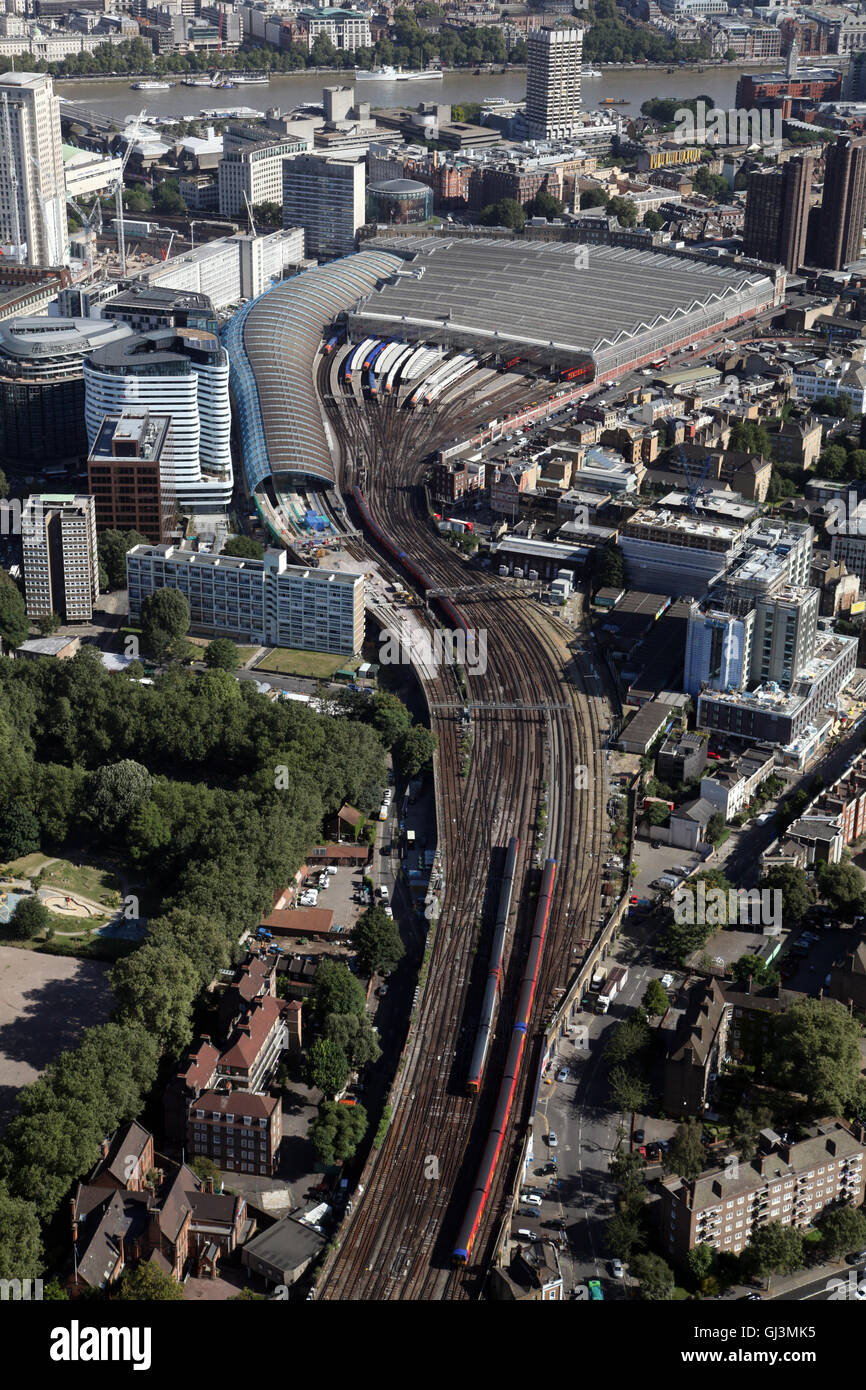 Vista aerea del Waterloo Stazione ferroviaria linea denominazione in alla stazione di Waterloo dal fiume Tamigi a Londra, Regno Unito Foto Stock